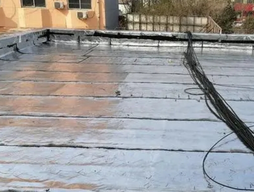 天涯卫生间漏水维修公司分享下天涯屋面楼顶防水刚性防水层施工要点。